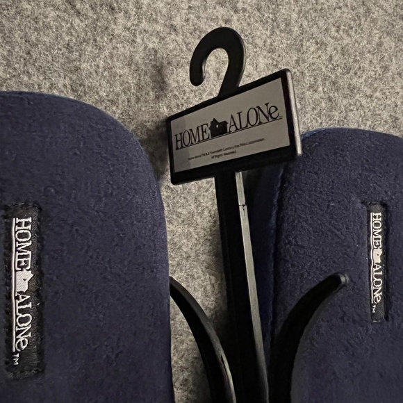 HOME ALONE Merry Christmas Ya Filthy Animal Slippers MEDIUM NWT - Picture 4 of 6